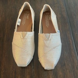 Tom’s 7.5 beige shoe